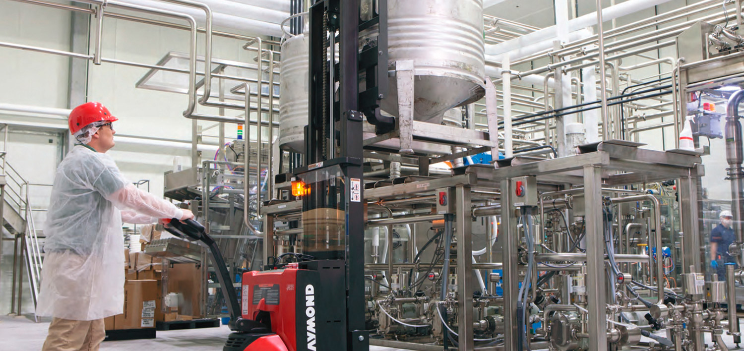 Optimización de Almacenes: La Versatilidad Compacta de la Carretilla Apiladora Eléctrica Raymond 6210